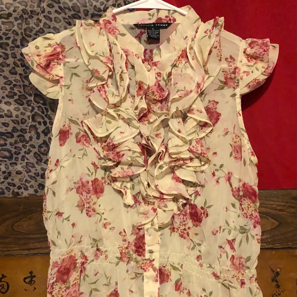 Beautiful ruffled sleeveless floral